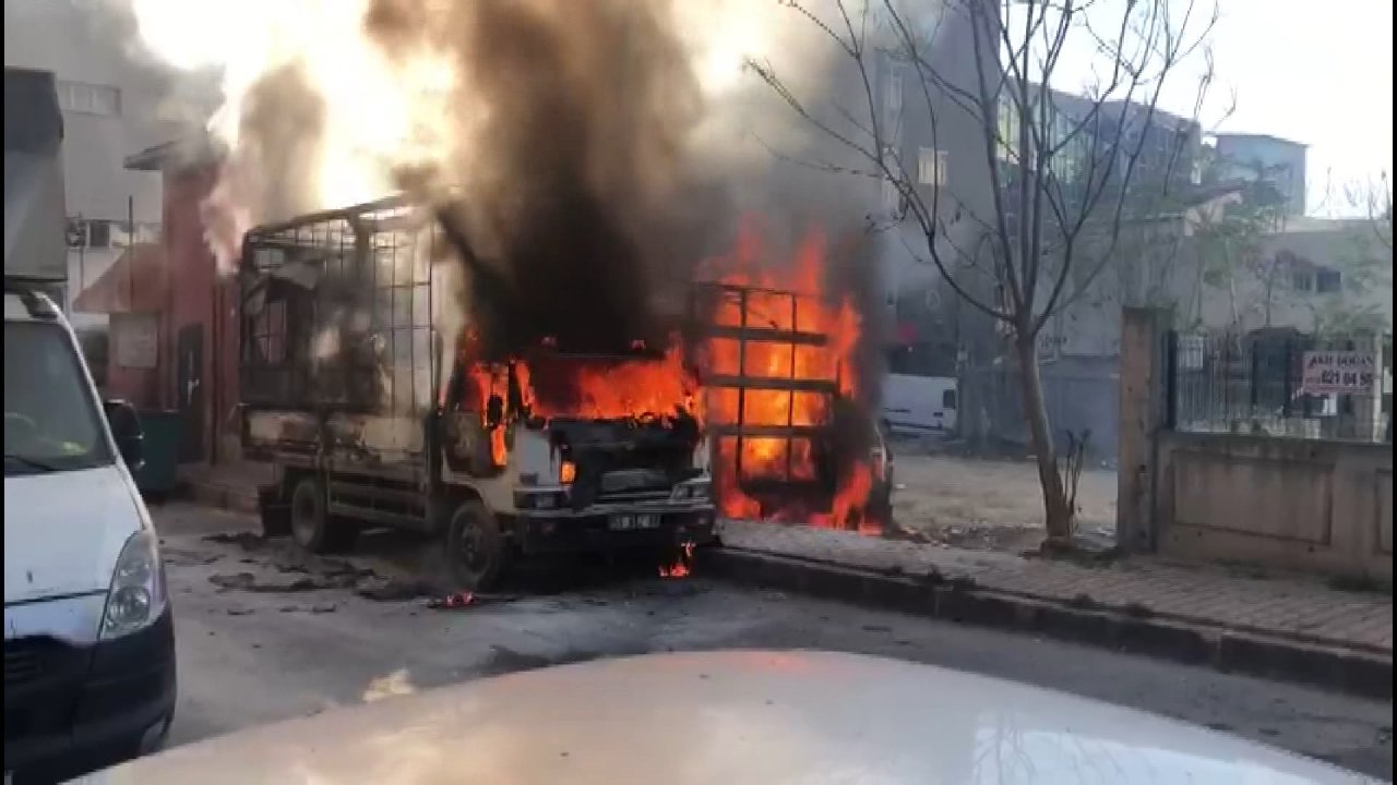 Bahçelievler'de kağıt yüklü 3 kamyonet yandı