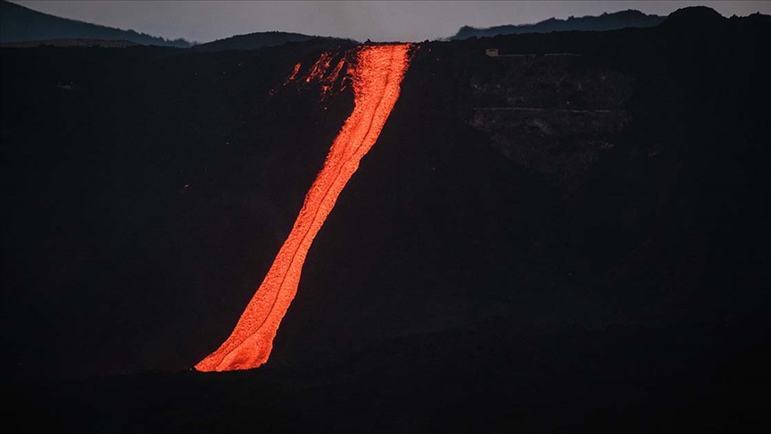 Cumbre Vieja Yanardağı'nın lavları 4. koldan denize ulaştı