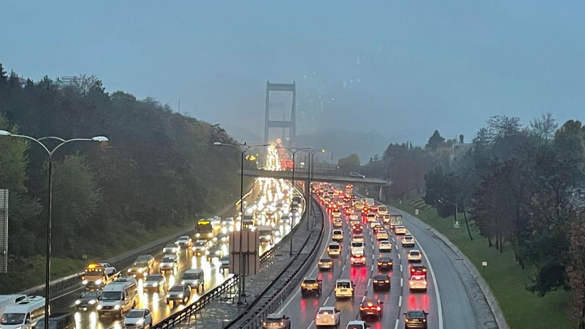 İstanbul'da yağış etkisi: Trafik yoğunluğu yaşanıyor