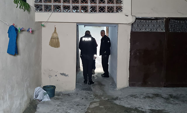 Uyuyan ev arkadaşını defalarca bıçaklayarak ağır yaraladı