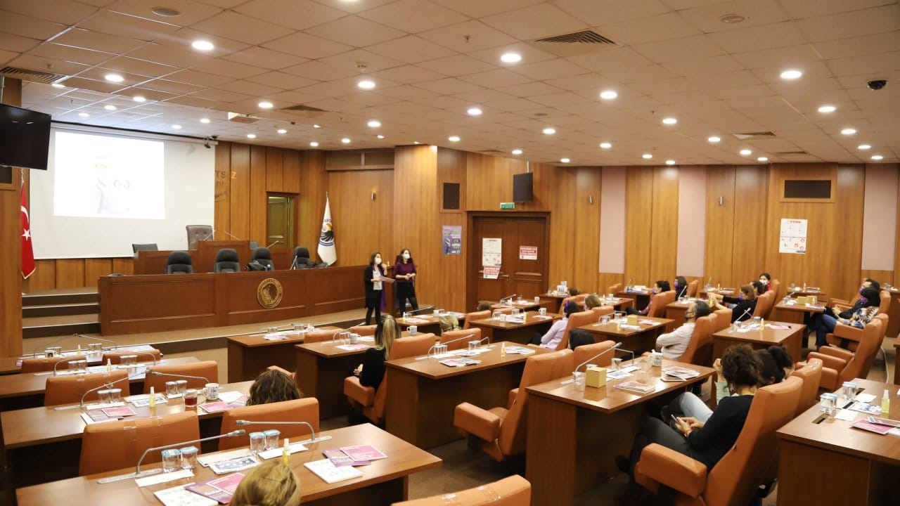 Kartal Belediyesi’nden çalışanlarına ‘Kadına Yönelik Şiddetle Mücadele Semineri’