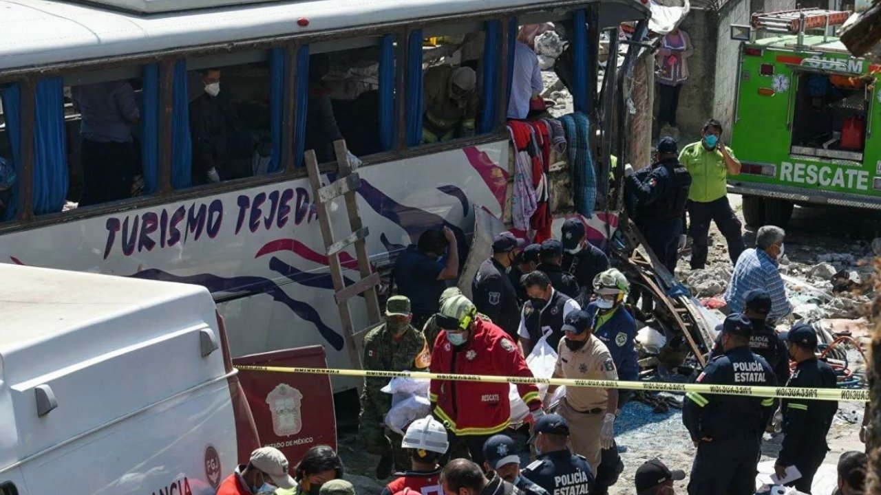 Meksika'da freni arızalanan yolcu otobüsü evlere çarptı: 19 ölü, 30 yaralı