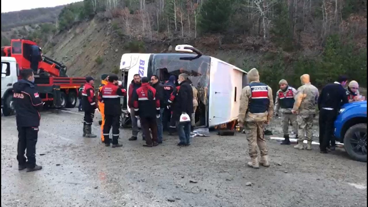 Erzincan'da yolcu otobüsü devrildi: 22 yaralı