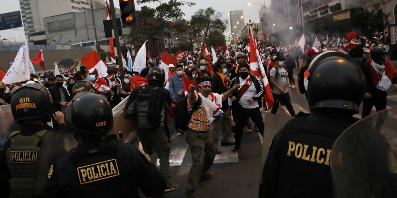 Peru'da yüzlerce kişi sokakta