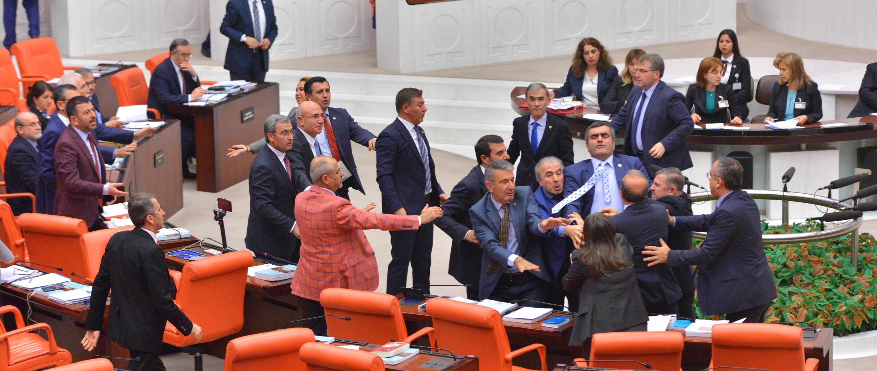 Meclis'te kavga: AKP'liler CHP'lilerin üzerine yürüdü!