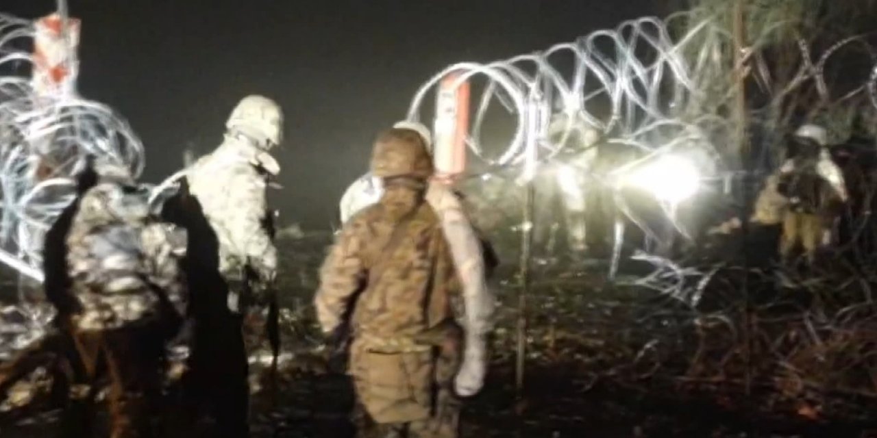Polonya: Belarus sınırdaki tellere zarar veriyor