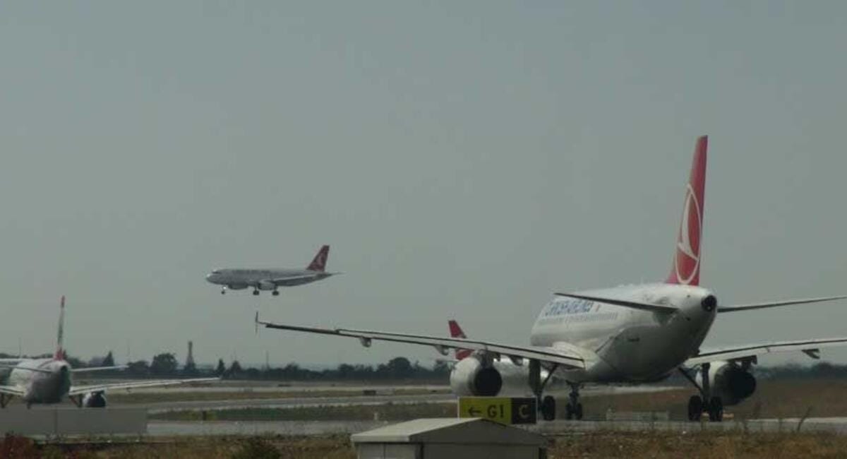 Şiddetli lodos hava ulaşımını olumsuz etkiledi