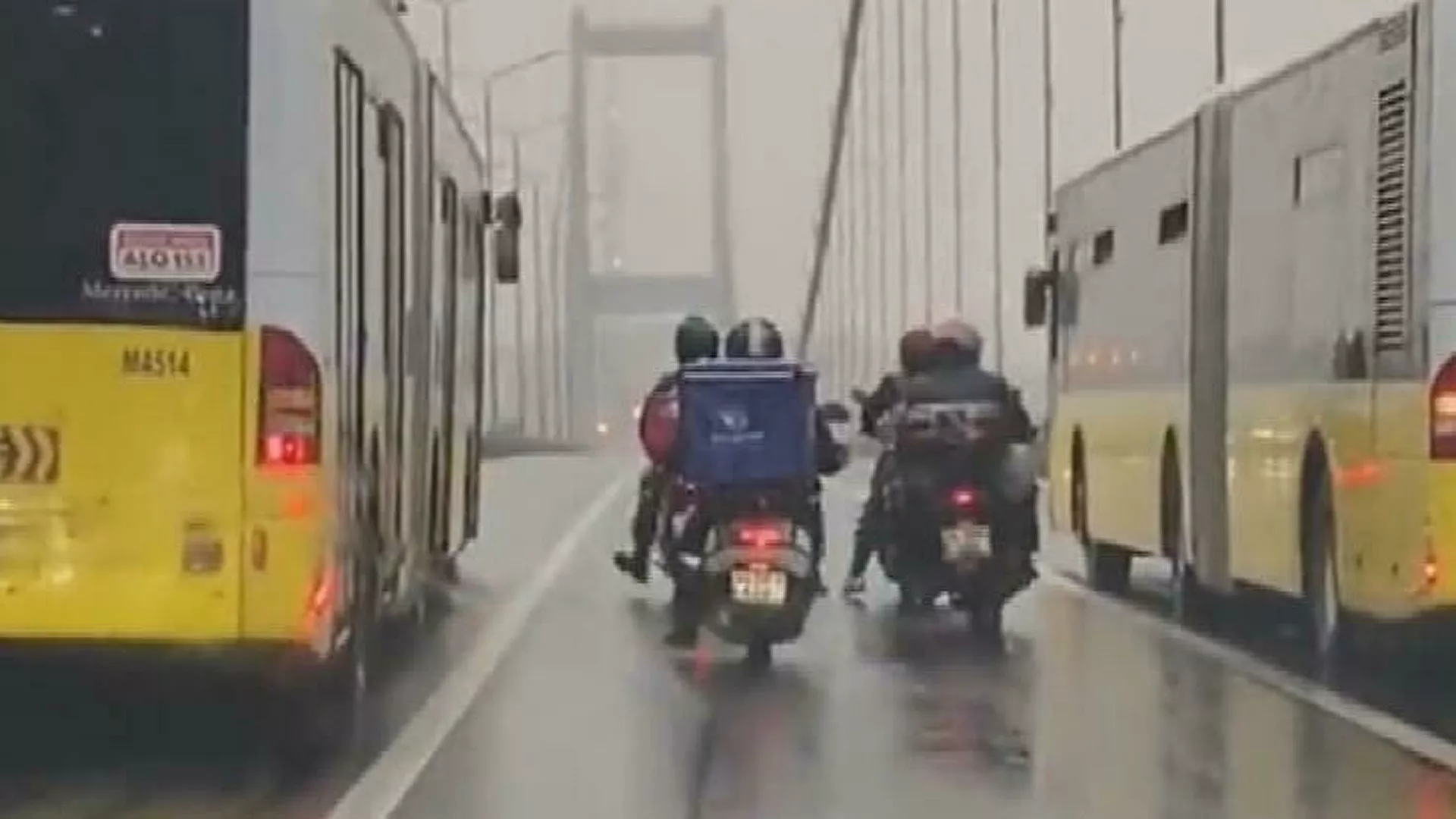 Belediye otobüsleri motosikletlere siper oldu