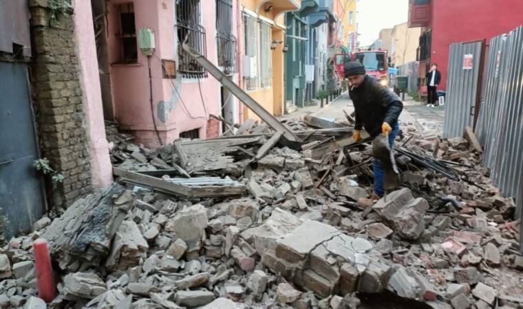 Balat'ta bulunan iki katlı metruk binanın bir kısmı yola çöktü