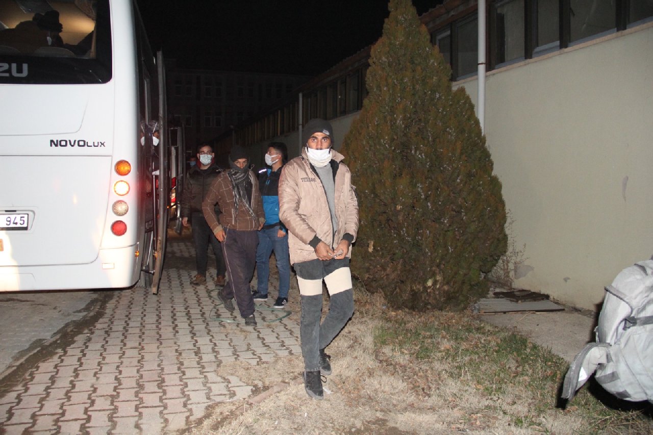 56 kaçak göçmen TIR'dan çıktı