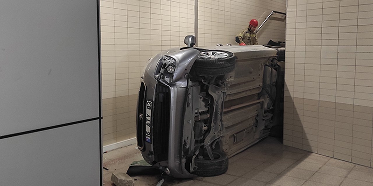Metro alt geçit merdivenine otomobil düştü