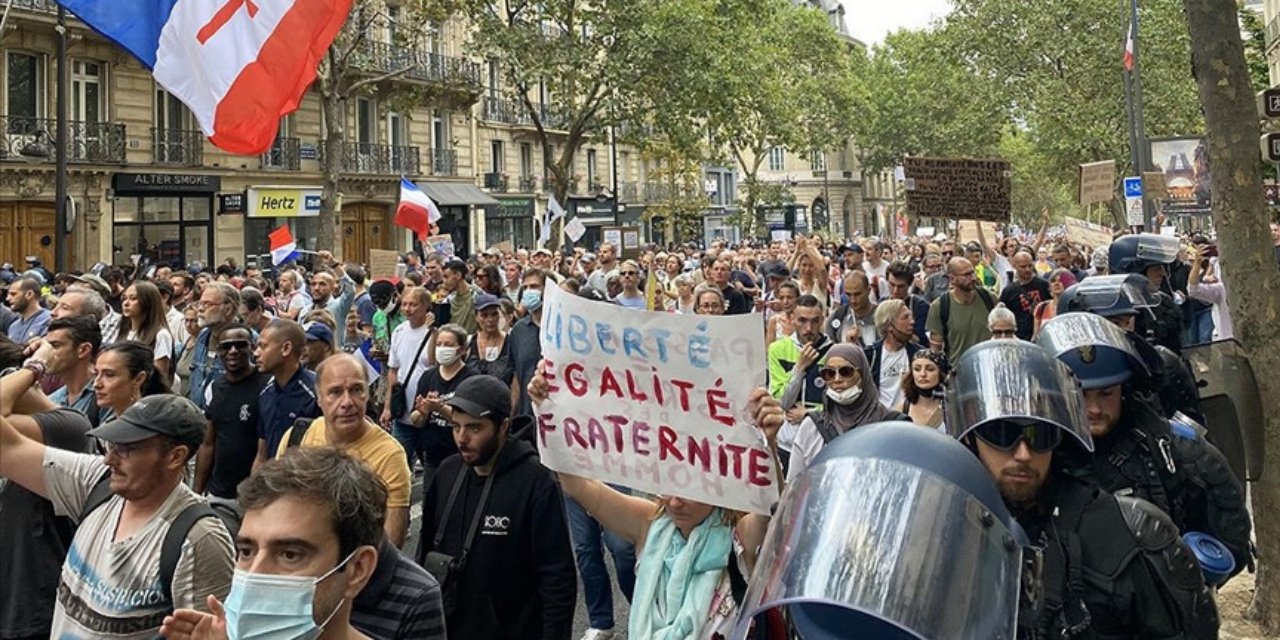 Fransa'da Covid-19 protestolarına 150 soruşturma