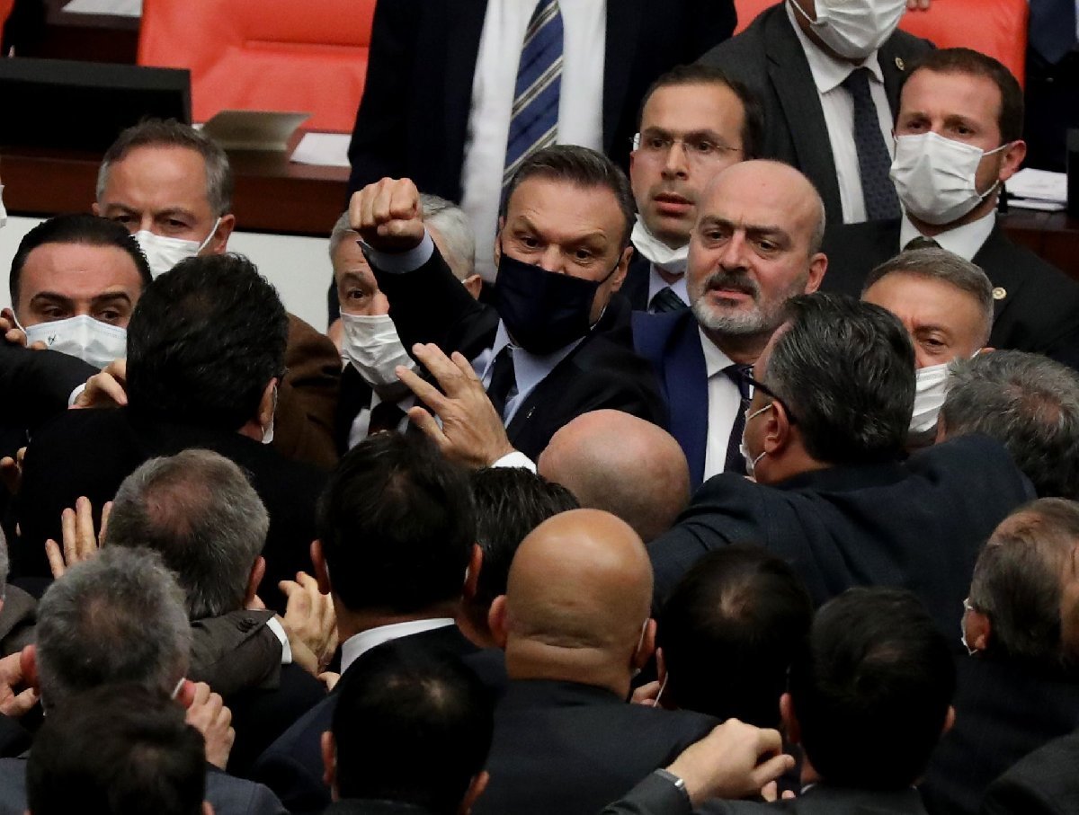 AKP'li Alpay Özalan, CHP'li vekillere saldırdı