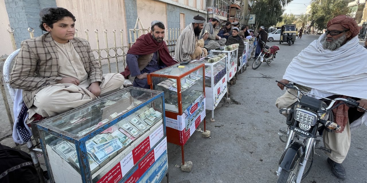 Dövizin yasaklandığı Afganistan'da seyyar döviz büroları para bozuyor