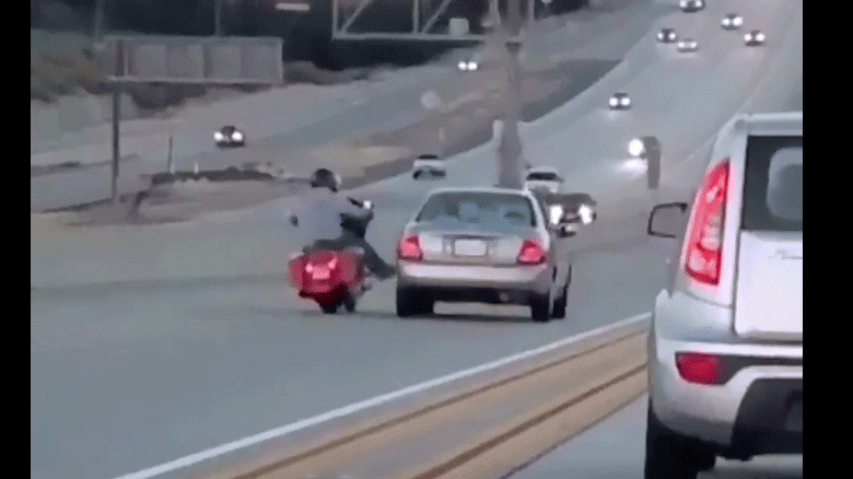 Otoyolda motosiklet ile araba itişti: Zincirleme kaza oldu!