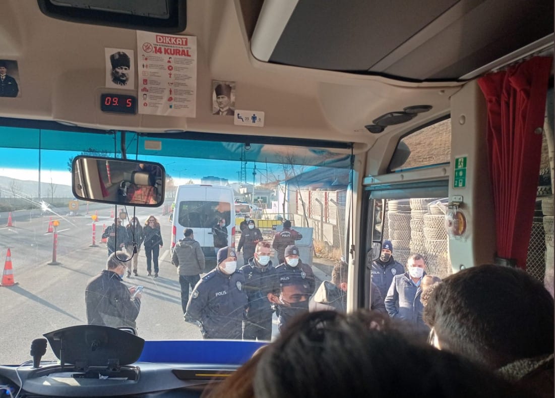 'Barınamıyoruz' diyen üniversiteliler Ankara girişinde gözaltına alındı