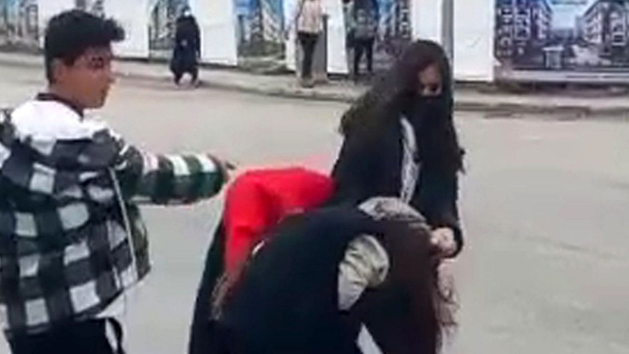 Kızların kavgasına erkekler de katıldı: Ayırıyormuş gibi yapın, ayırmayın