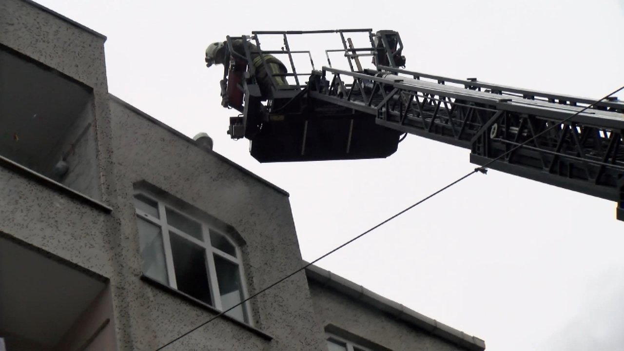 Esenler'de daire alev alev yandı: Üst kattakiler çatıya kaçtı