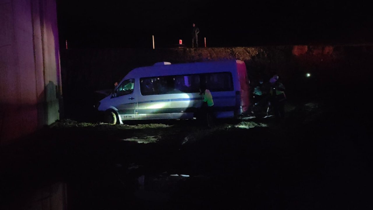 İşçi servisi üst geçit inşaatına düştü: 5 yaralı