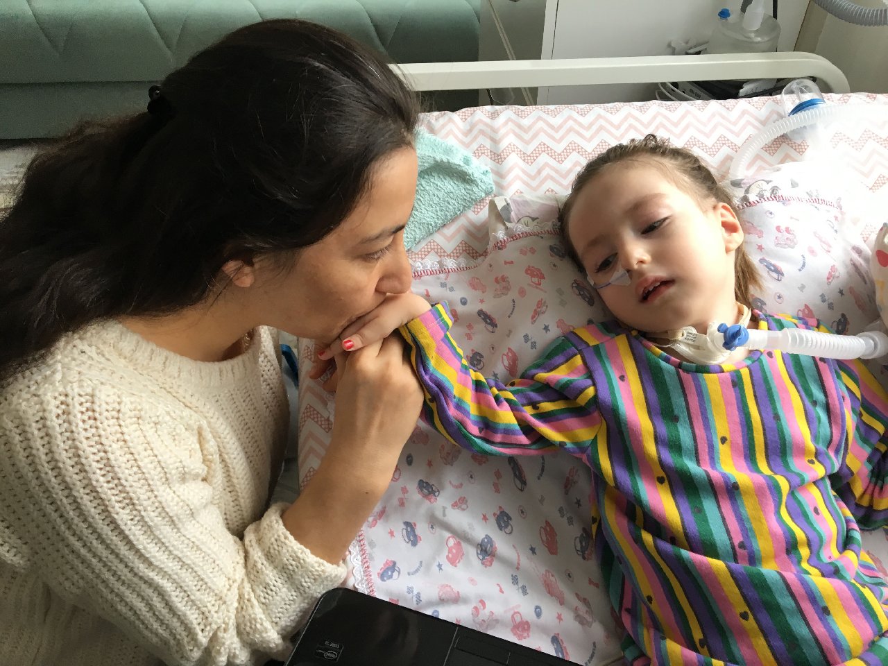 SMA'lı Sare'nin annesi: Bir lokma az yesin, tedaviye ulaşsın diye çocuğumu aç bırakıyorum