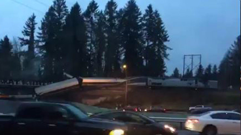 ABD'de yolcu treni raydan çıktı: Ölü ve yaralılar var!