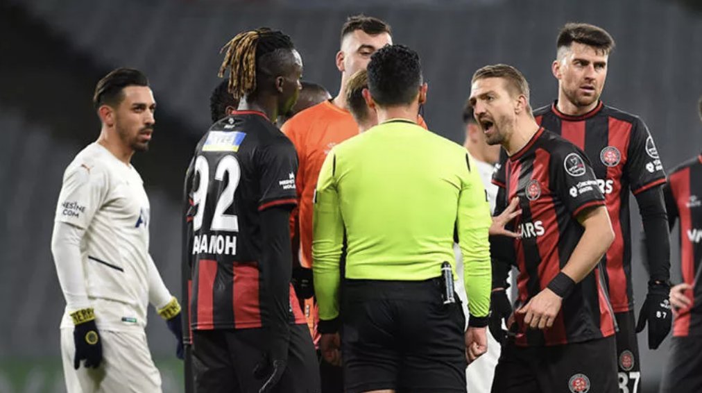 Caner Erkin çileden çıktı: Kırmızı kart!