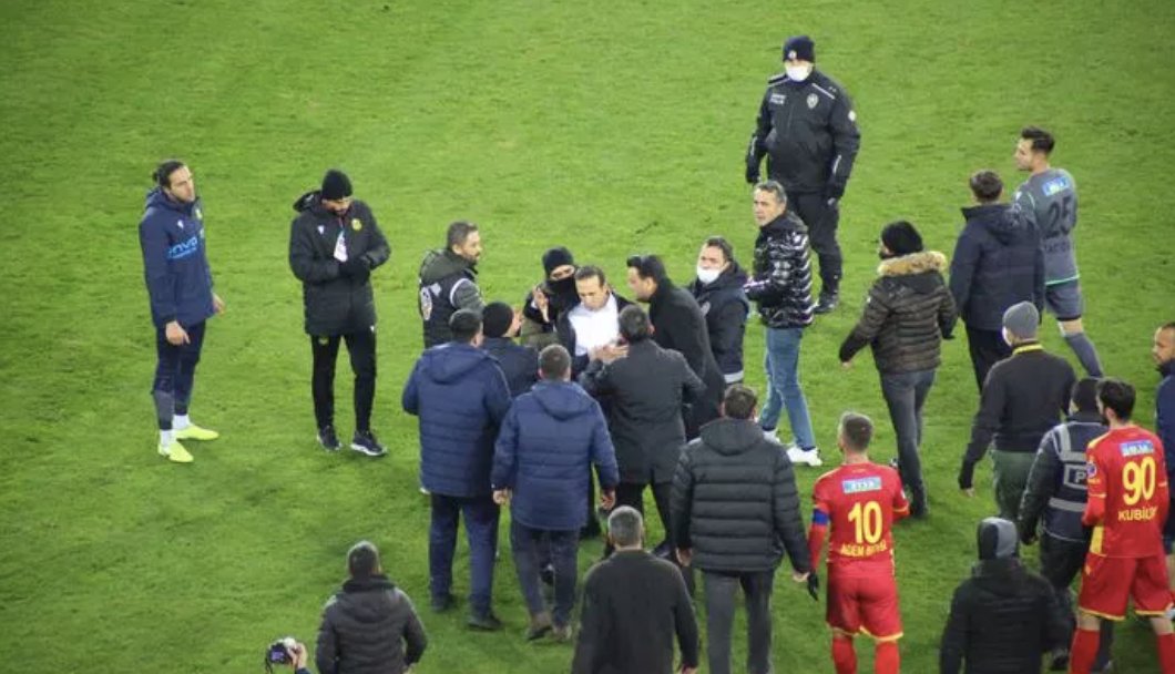 Sahaya girip hakeme saldırdı!