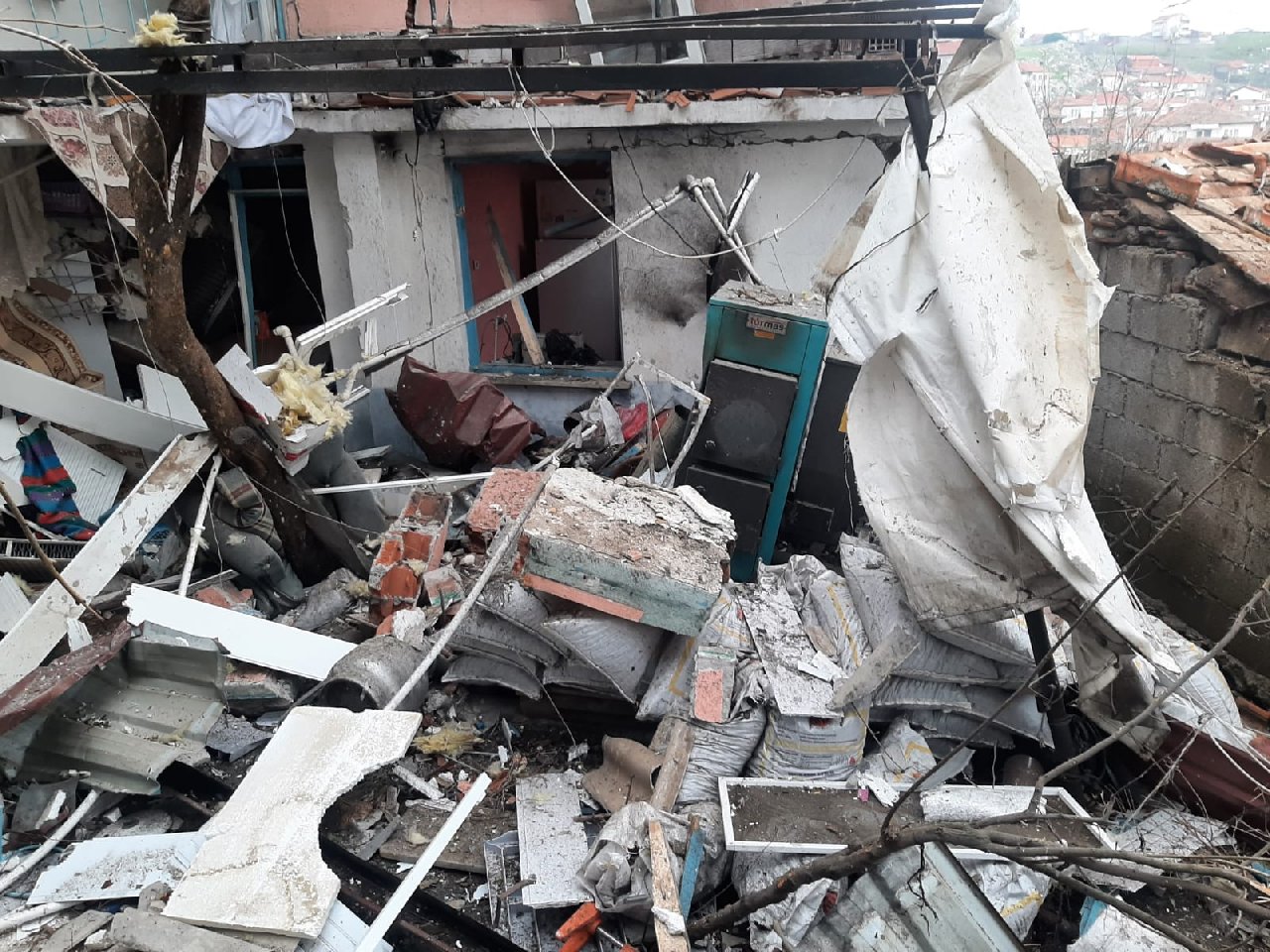 Mutfaktaki patlamada ev harabeye döndü