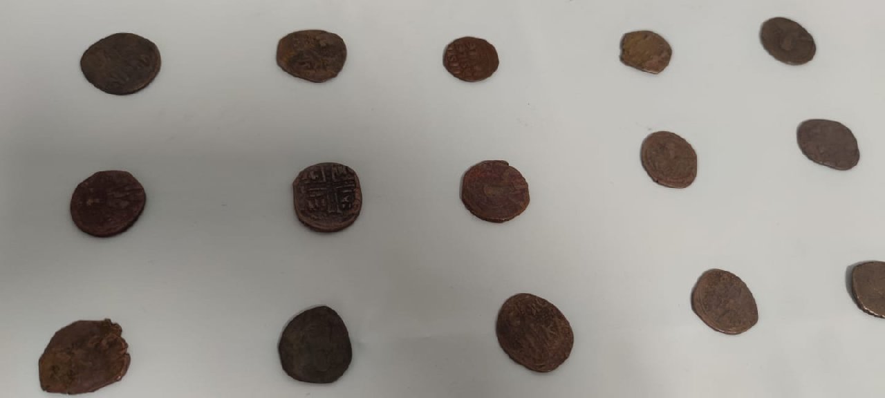 İstanbul'da Bizans dönemine ait 200 bronz sikke ele geçirildi