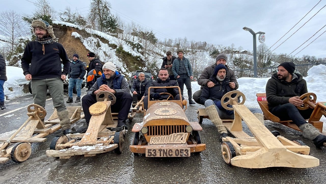 Soğuk ve kara aldırış etmeyen Rizeliler tahta arabalarıyla yarıştı