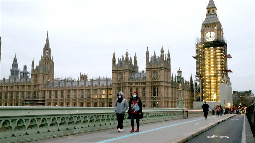 İngiltere'de günlük covid-19 vaka sayısı 129 bini geçti