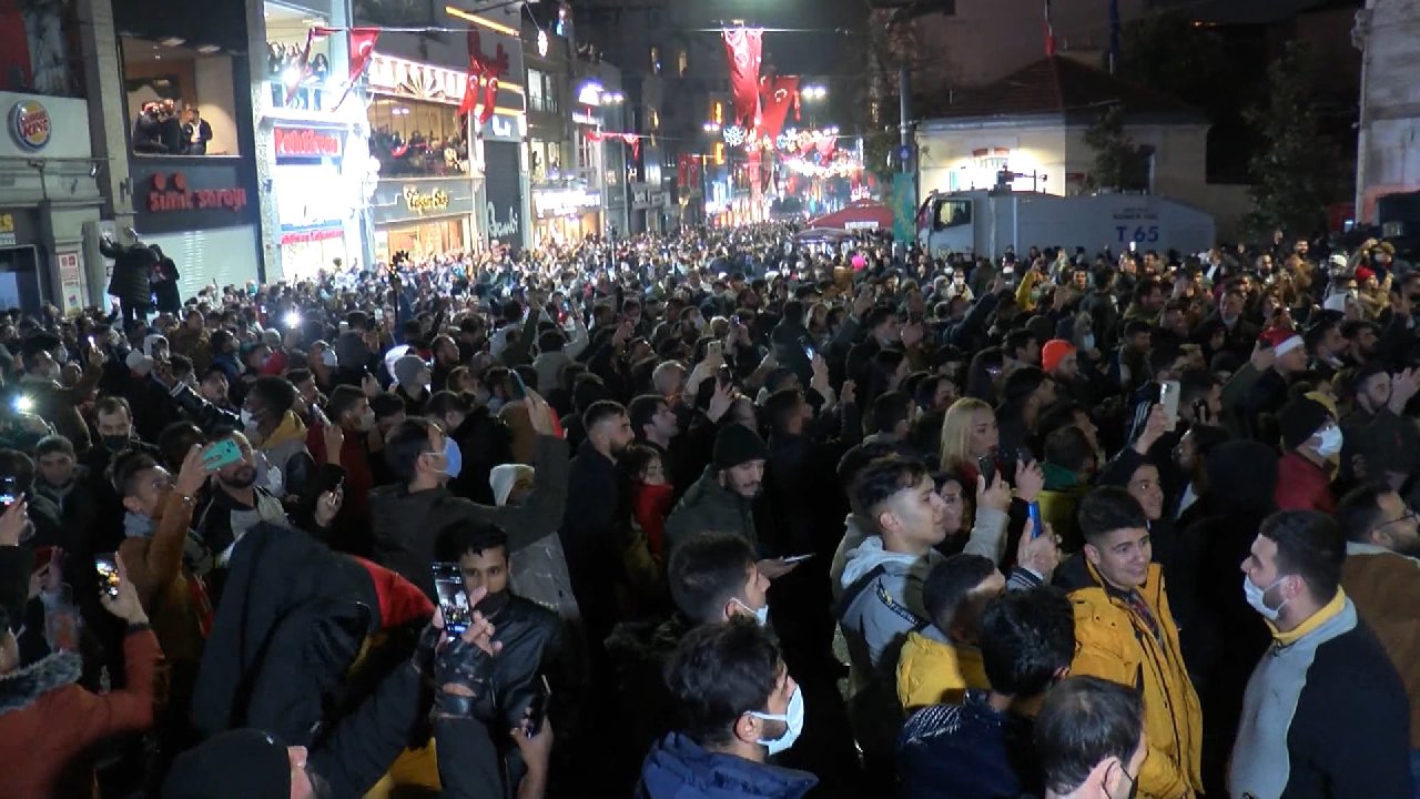 Taksim'de yeni yıl kutlaması