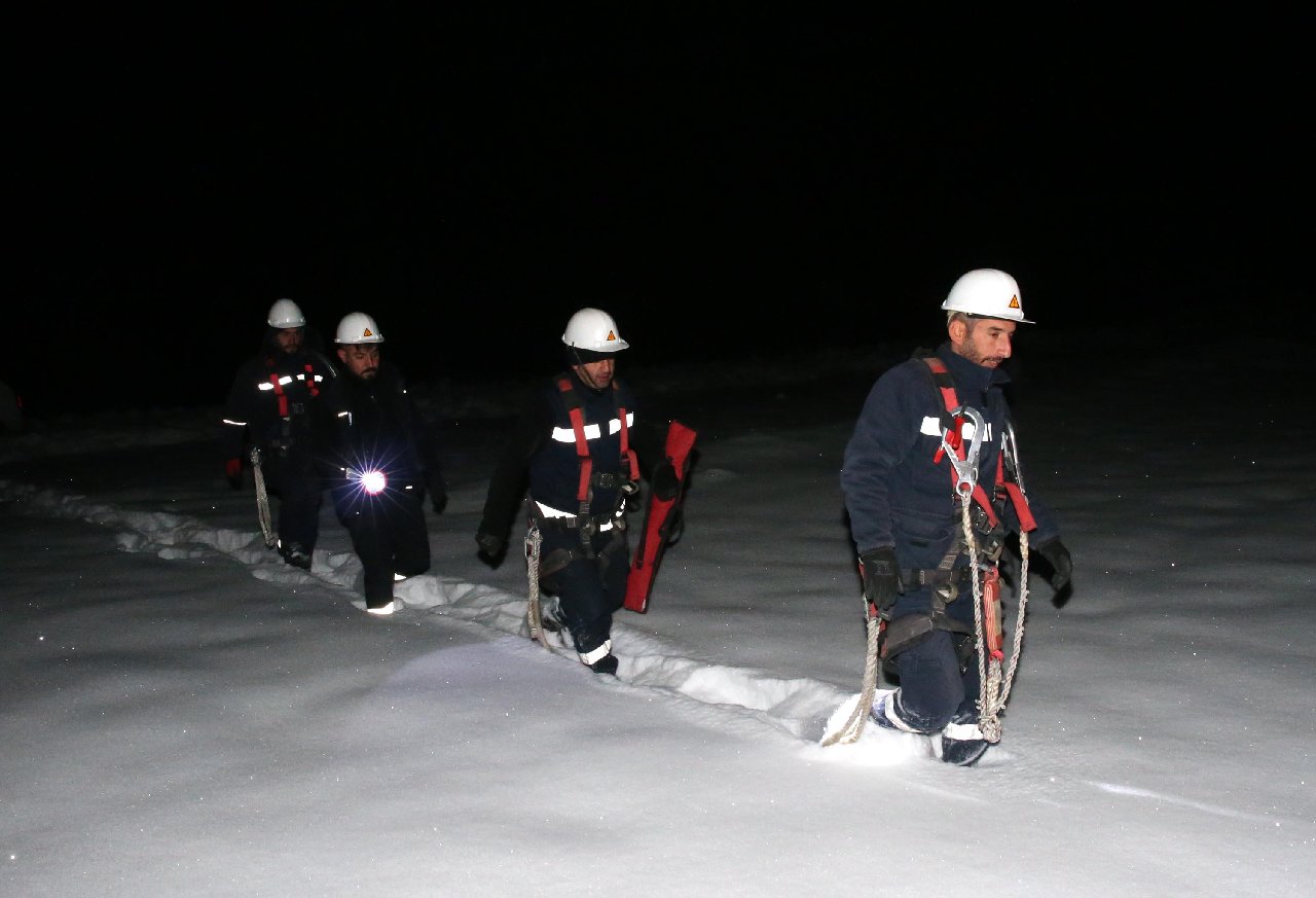 Yılbaşına 1 metre kar ve eksi 17 derece soğukta arıza gidererek girdiler