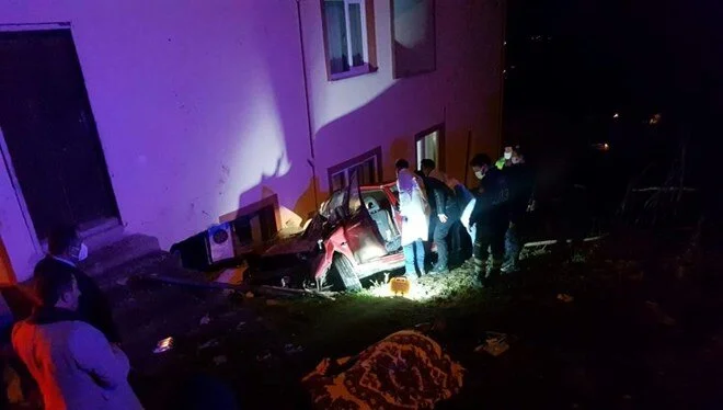 Kamyonet yol kenarındaki eve çarptı: 2 ölü, 3 yaralı