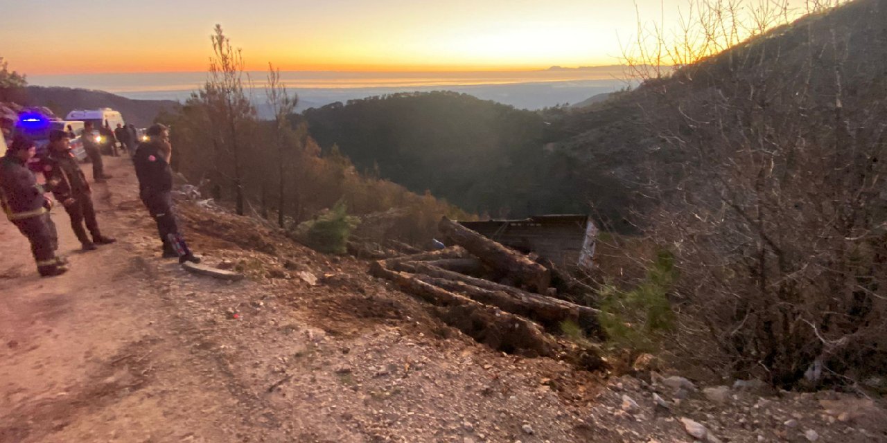 Orman yolunda tomruk kamyonu devrildi: 1 ölü