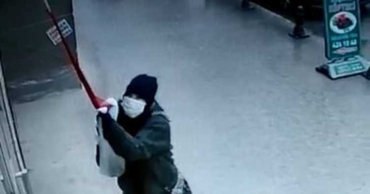 Türk Bayrağı'na çirkin saldırı!