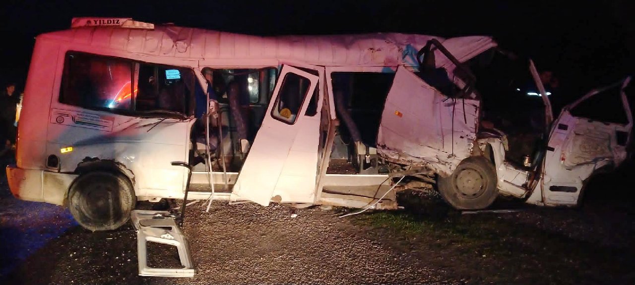 Öğrenci servisi ile TIR çarpıştı: 17 yaralı