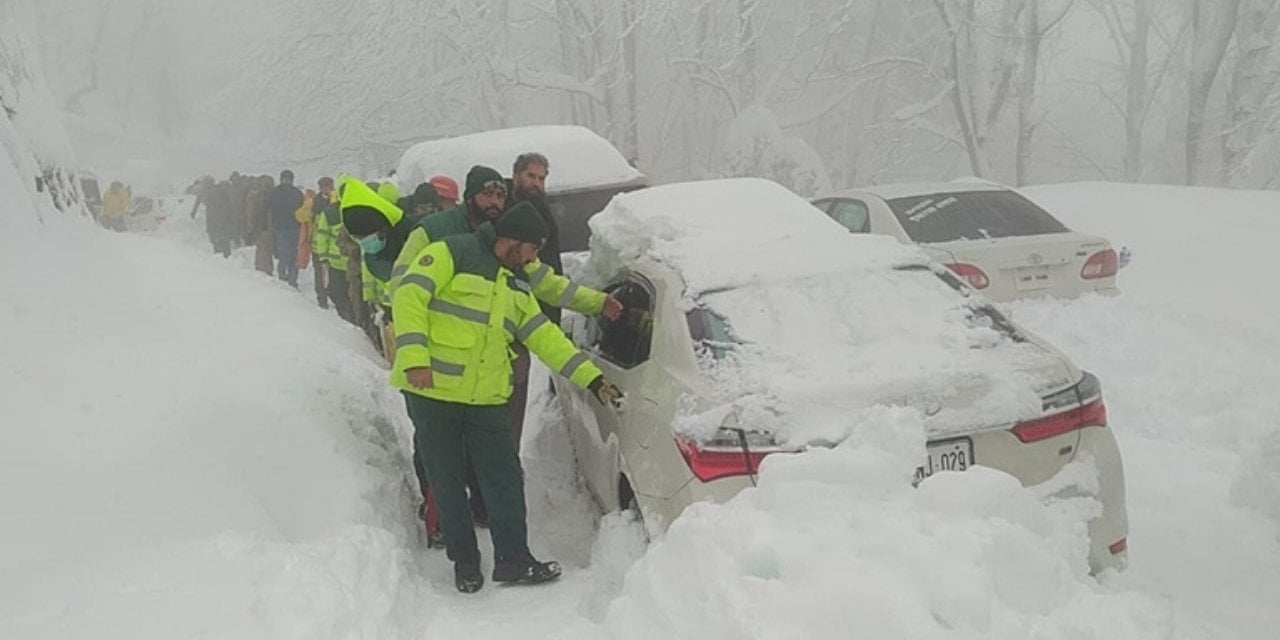 Pakistan'da kar yağışı sebebiyle donarak ölenlerin sayısı 23’e çıktı