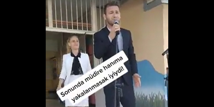 Okul töreninde güldüren anlar! Öğrencilere şarkı söyleyen öğretmen, müdüre yakalandı