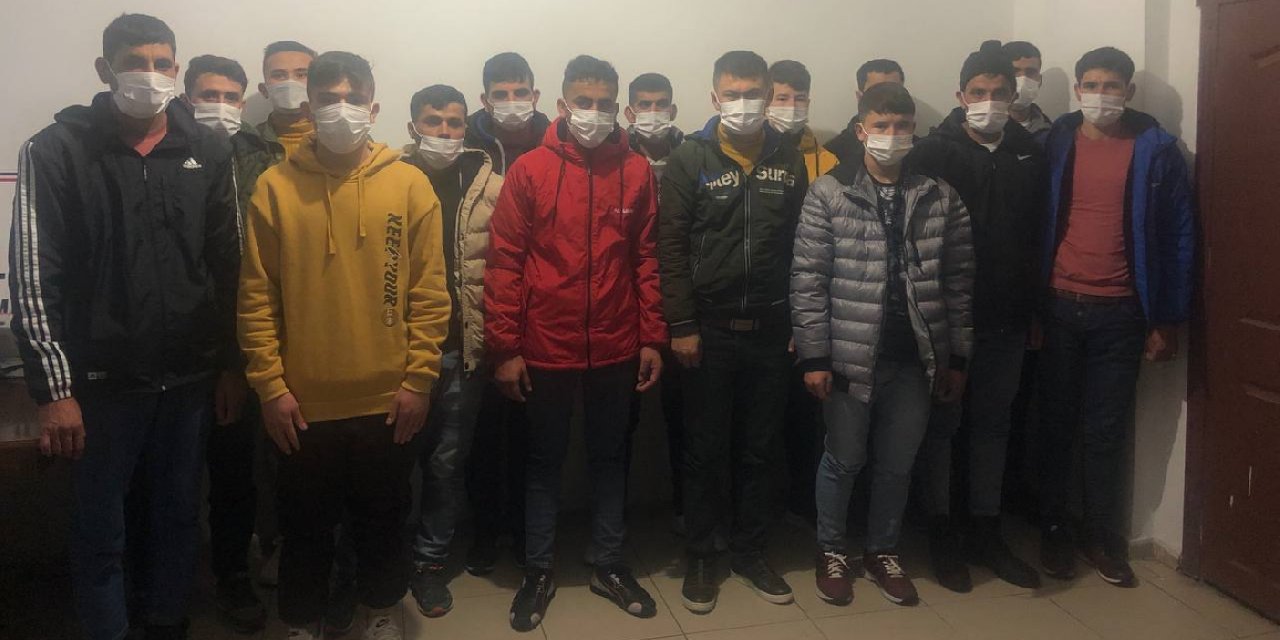 Sahte pasaportlu 25 göçmen otobüslerde yakalandı