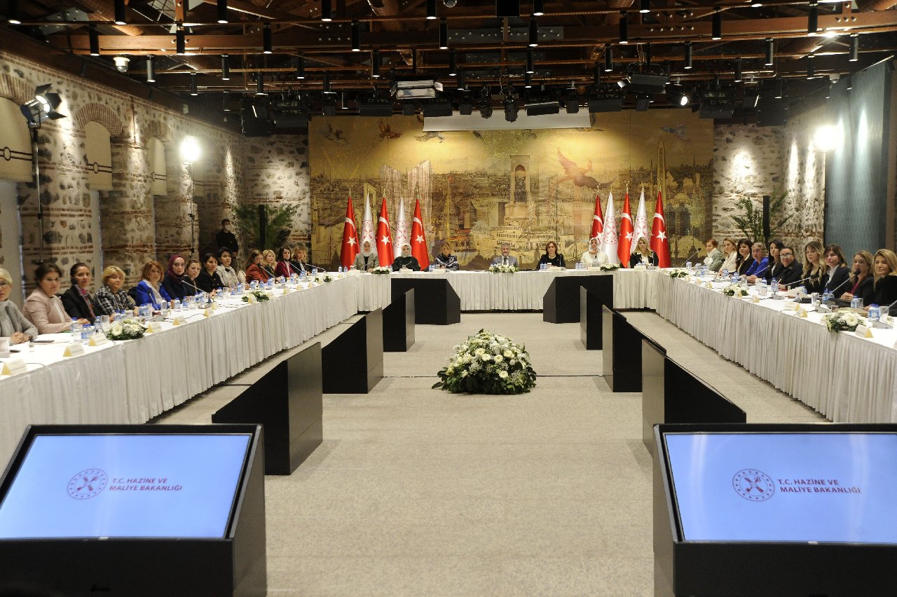 Bakan Nebati, iş kadınlarıyla bir araya geldi