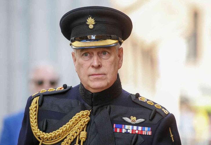 Apoletlerini söktüler!