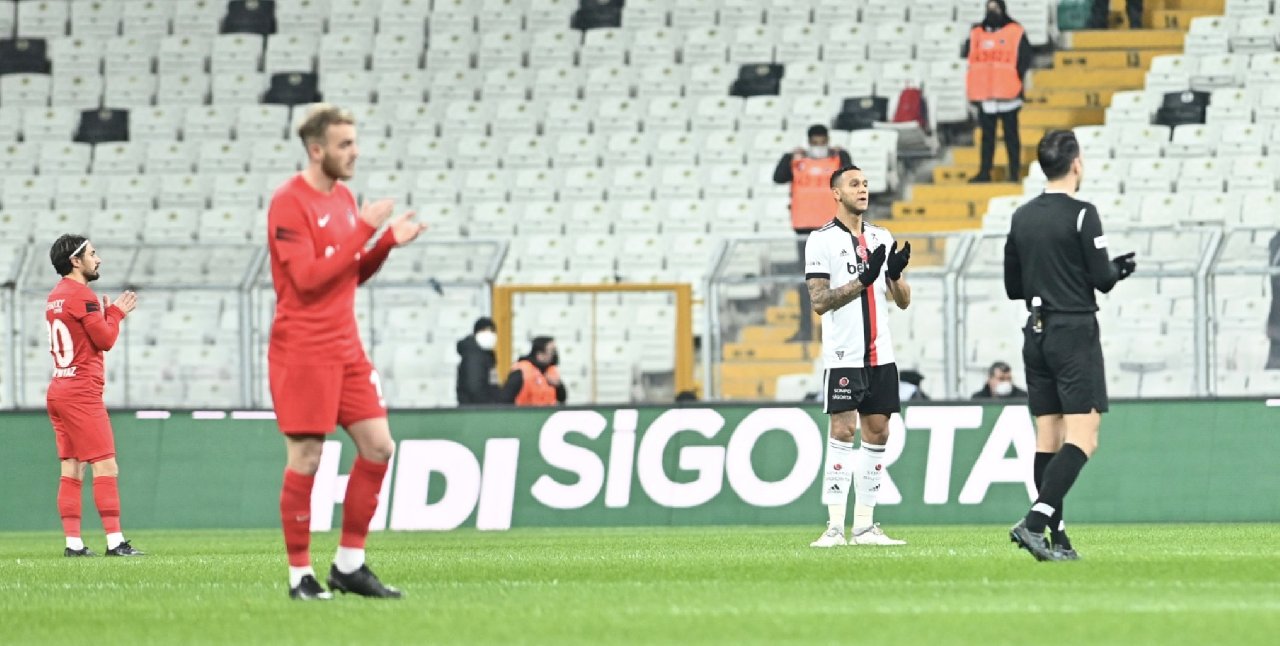 Beşiktaş-Gaziantep FK maçında oyun durdu: Alkışlar Ahmet Çalık'a