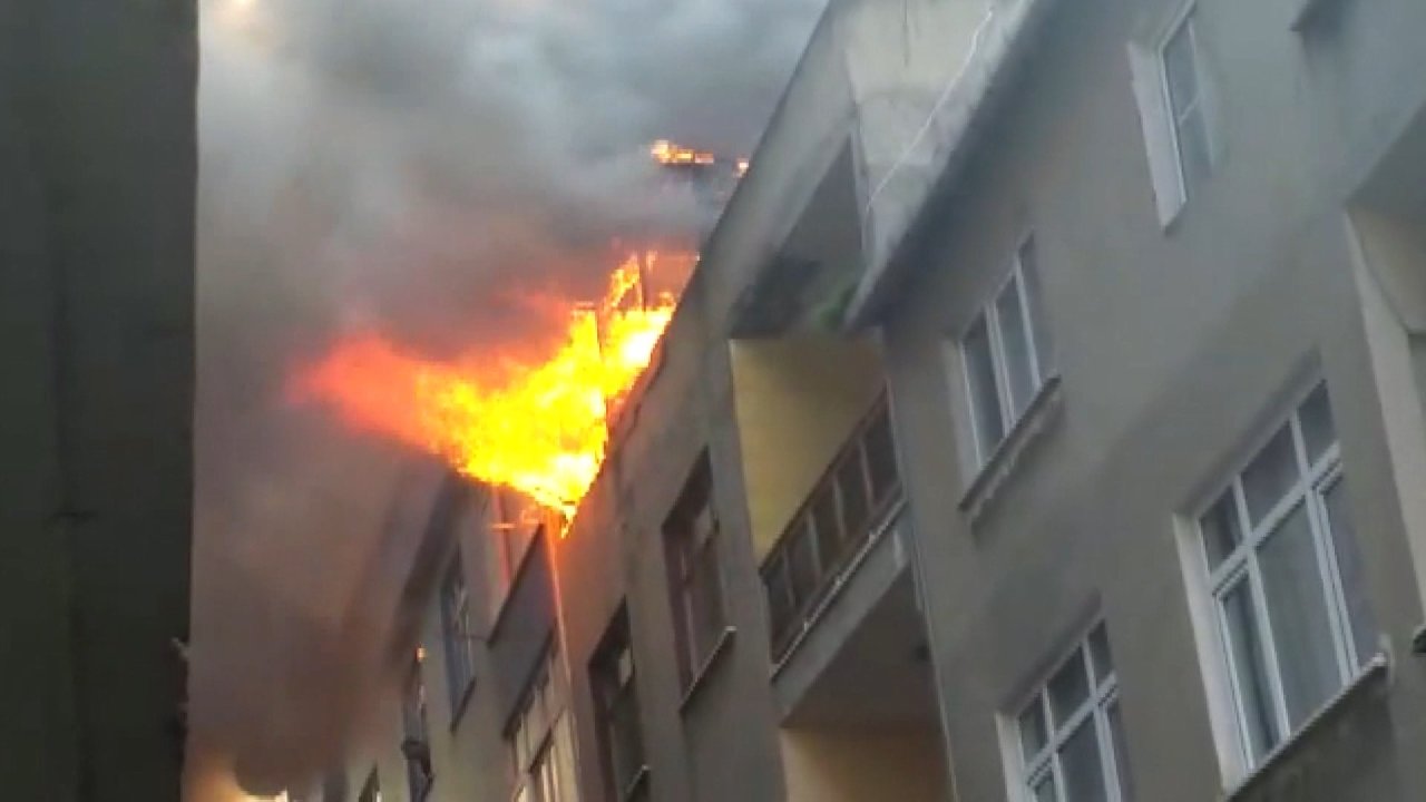 Bağcılar'da çatıdaki yangında patlama oldu