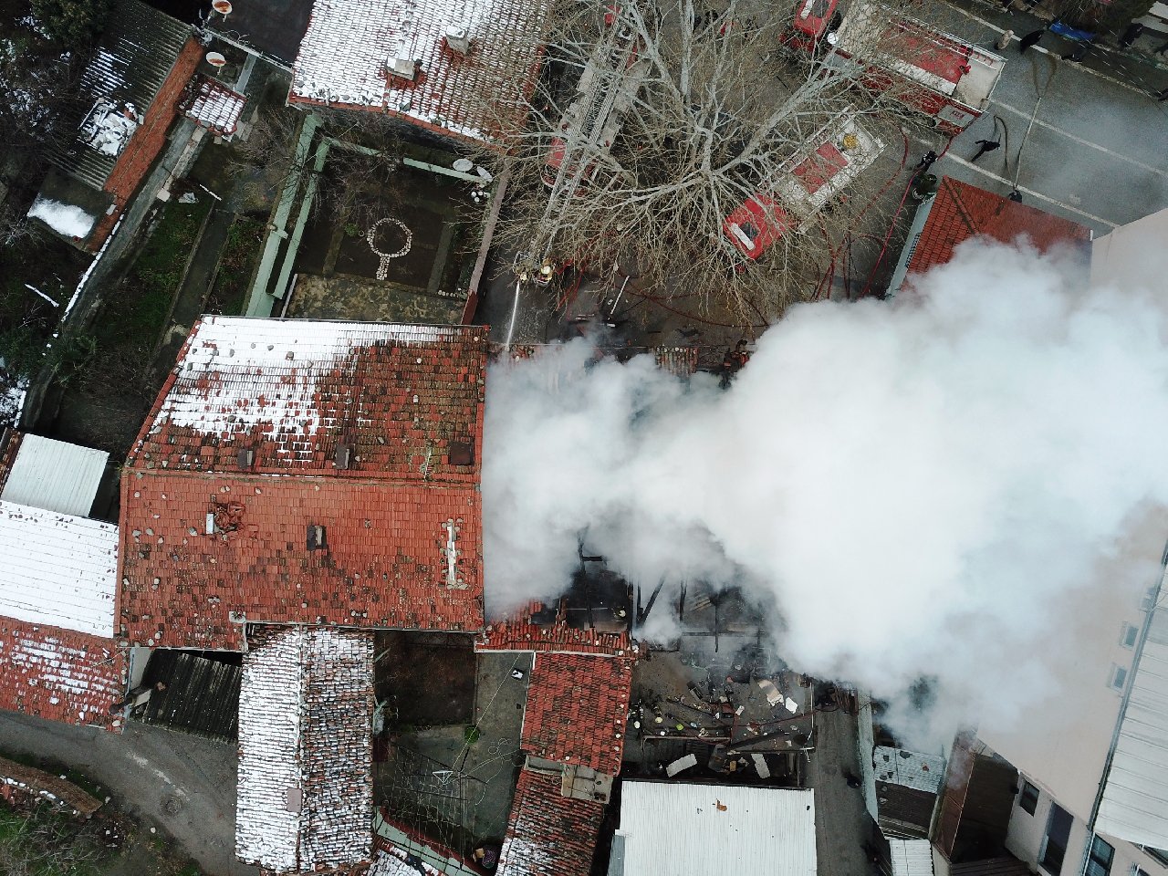 Madde bağımlısı ailesiyle tartışınca evi ateşe verdi