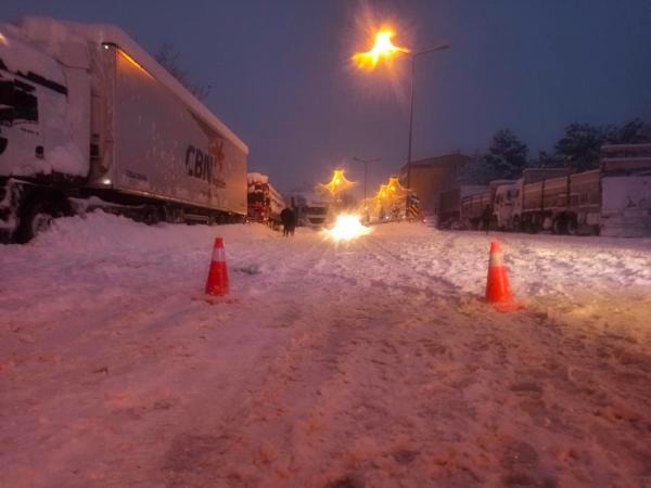 Bingöl’de araçlar yolda mahsur kaldı: AFAD ve Kızılay kumanya dağıttı