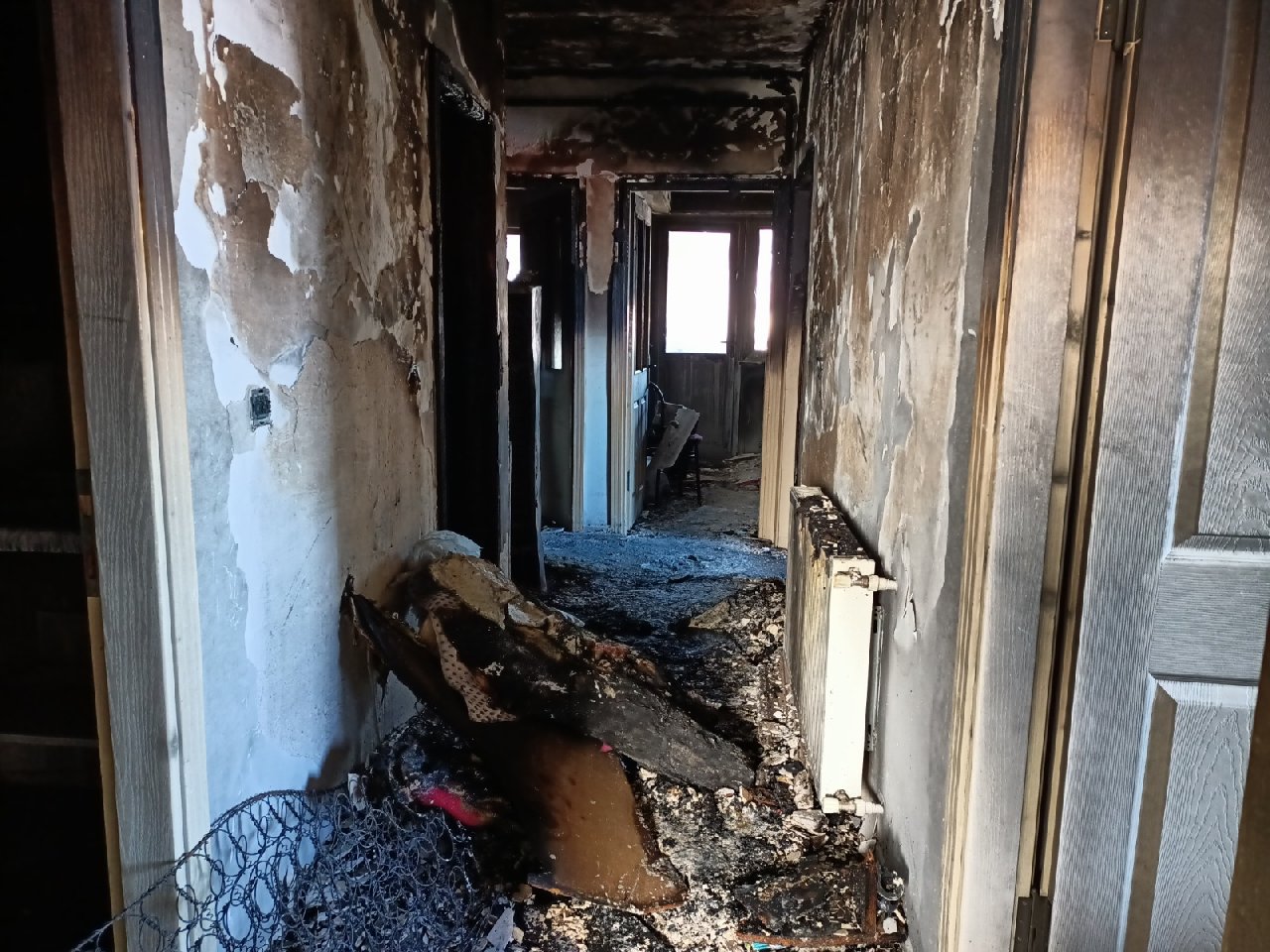 Arkadaşını bıçakladı: Polisi görünce evi ateşe verdi