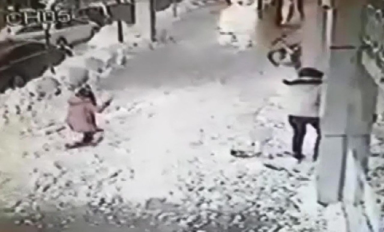 Kaldırımda yürürken üzerine kar kütlesi düştü