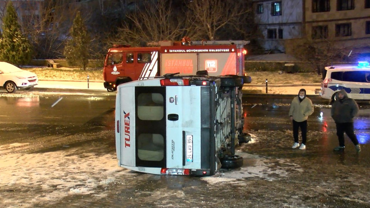 Üsküdar'da kar yağışı nedeniyle servis minibüsü yan yattı