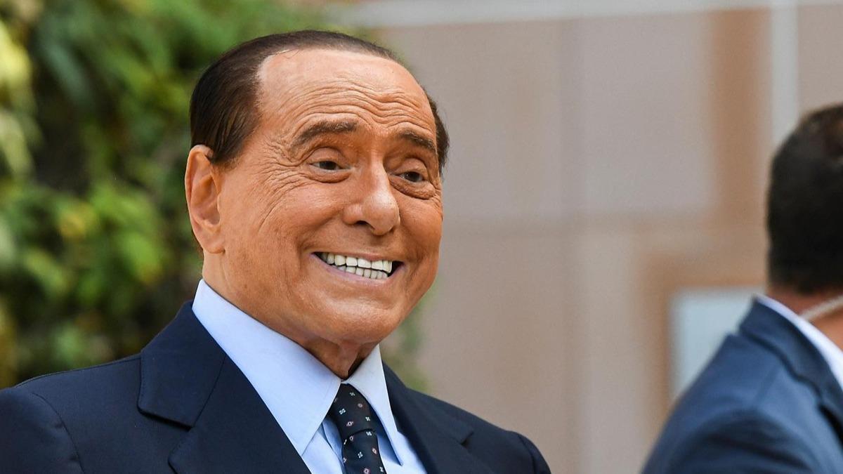 Berlusconi son gün adaylıktan geri çekildi